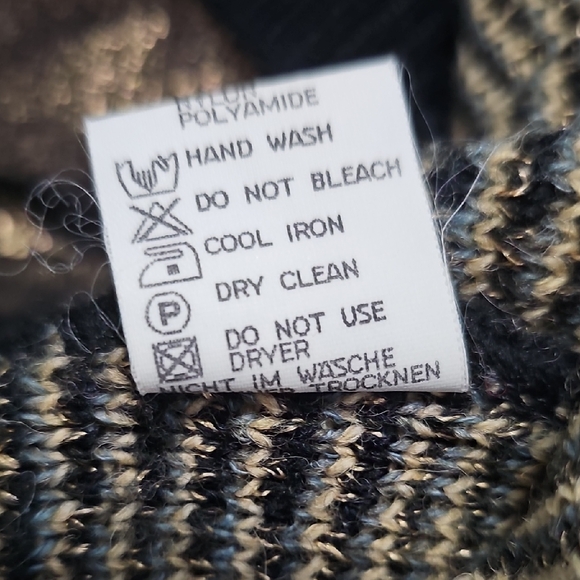 Vintage Black and Cream Geometric Sweater - Picture 4 of 5